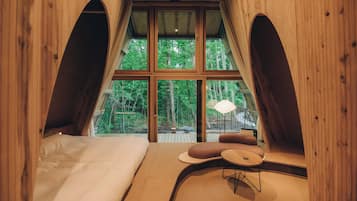 Desk, free WiFi, bed sheets