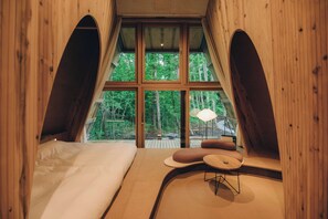 Een bureau, gratis wifi, beddengoed