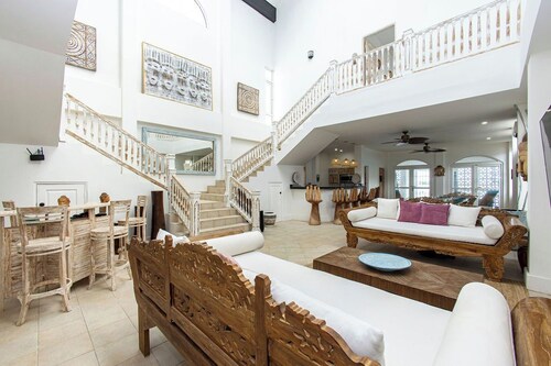 Luxury house 5 Bedrooms + 4.5 Bathrooms/ ocean front in Isla Colon Bocas del Toro🏖️🌊