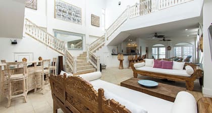 Luxury house 5 Bedrooms + 4.5 Bathrooms/ ocean front in Isla Colon Bocas del Toro🏖️🌊