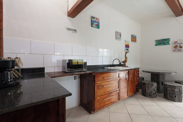 Fridge, microwave, oven, coffee/tea maker