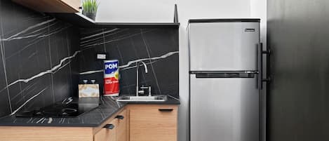 Mikrowelle, Wasserkocher mit Kaffee-/Teezubehör