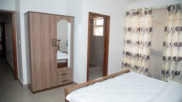 1 habitación, tabla de planchar con plancha, wifi y ropa de cama