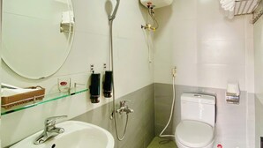 A bathroom with a sink, toilet, and shower. - Gaki Hotel (Hue)
