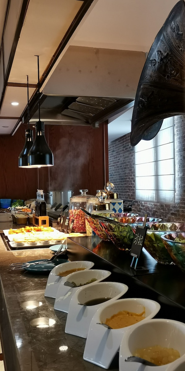Daily buffet breakfast for a fee