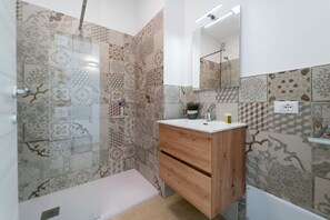 Een douche, een bidet, handdoeken