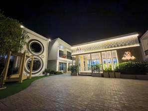 Mặt tiền nơi lưu trú