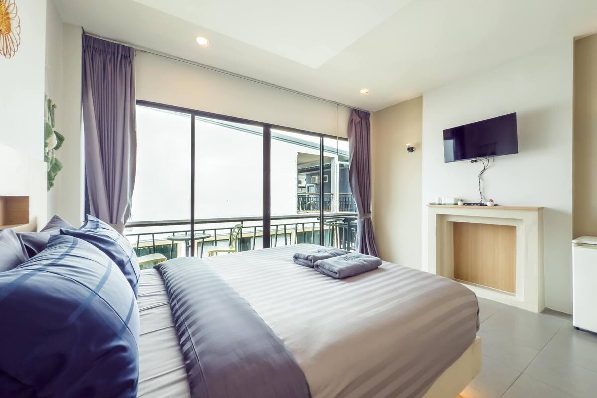 Amiigo Superior 2nd Floor 2 | Premium bedding, soundproofing, bed sheets