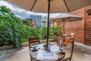 Outdoor dining - Leblon Suites Hotel STD3 -Breakfast Buffet-42m2-AA (Medellín)