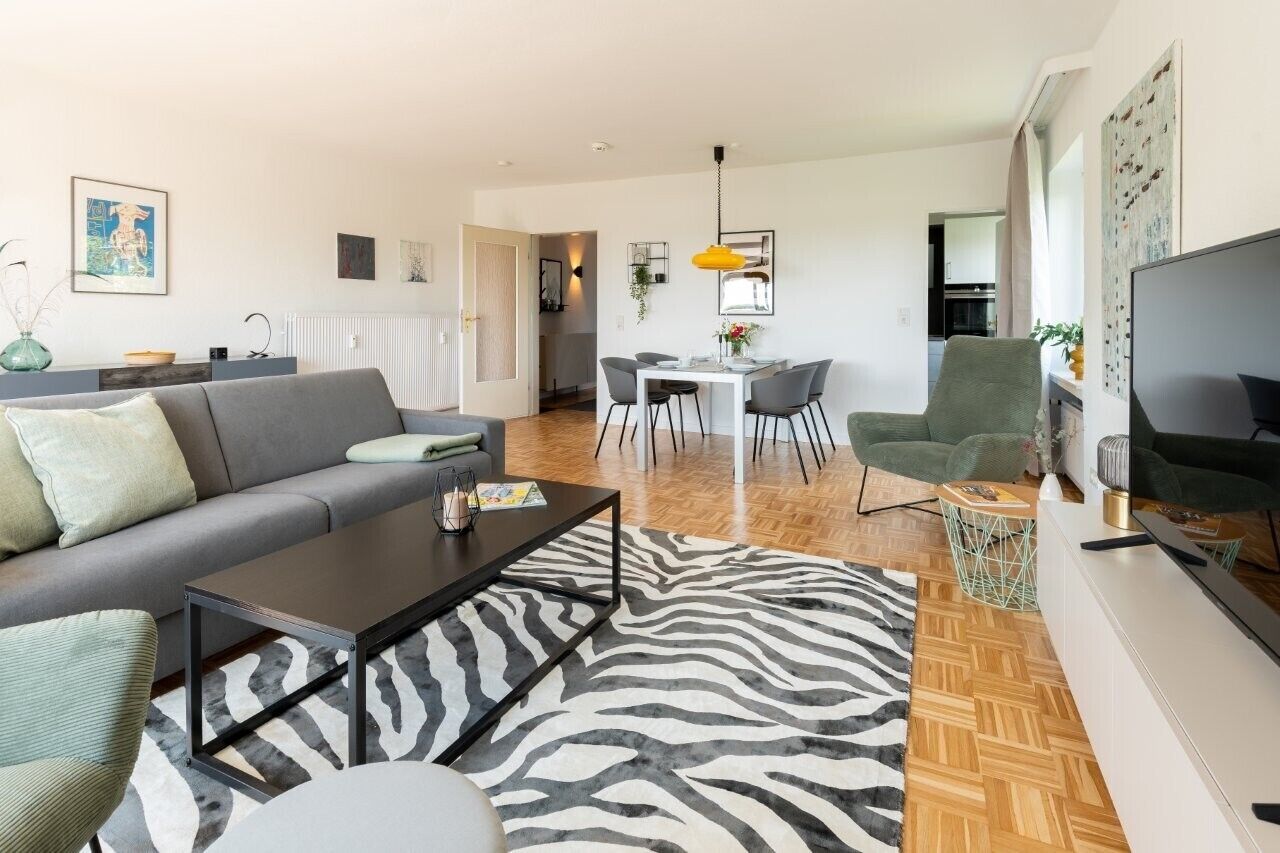 Fernseher, Bücher, Stereoanlage