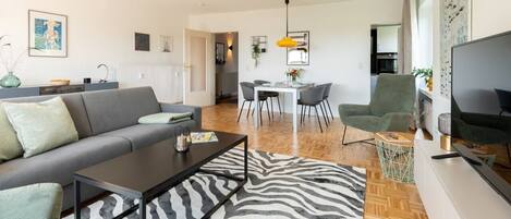 Fernseher, Bücher, Stereoanlage