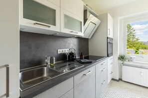 Een koelkast, een oven, een kookplaat, een vaatwasser