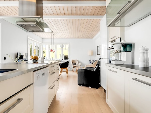 Fridge, microwave, dishwasher, cookware/dishes/utensils