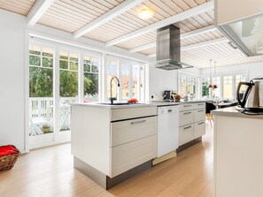 Kjøleskap, mikrobølgeovn, oppvaskmaskin og kjøkkenutstyr