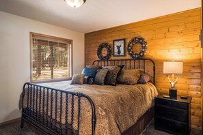 5 bedrooms, WiFi, bed sheets - Conchas Cabin by Velo (Angel Fire)