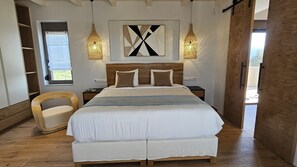 2 sovrum, värdeförvaringsskåp på rummet och skrivbord