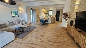 Smart-tv, böcker och en stereo