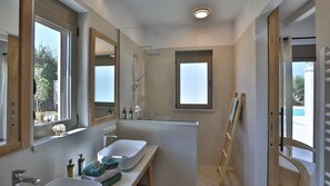 Dusche, umweltfreundliche Kosmetikartikel, Haartrockner, Handtücher