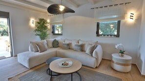 Smart-tv, böcker och en stereo