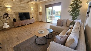 Smart-tv, böcker och en stereo