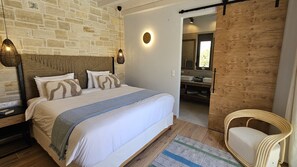 2 chambres, coffres-forts dans les chambres, bureau