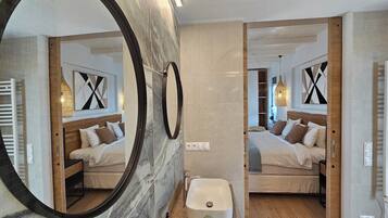 2 bedrooms, in-room safe, desk, iron/ironing board