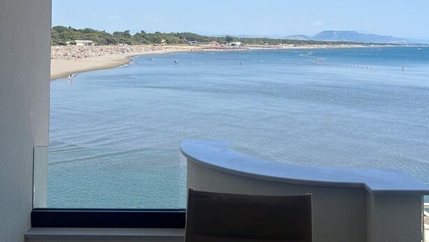 Un balcon offrant une vue dégagée sur la mer et une plage.
