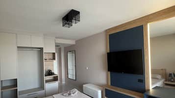 Standard Apartment, Balcony, Sea View | Premium bedding, individually decorated, individually furnished, desk