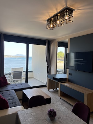 Apartment, Balcony, Sea View | Living area