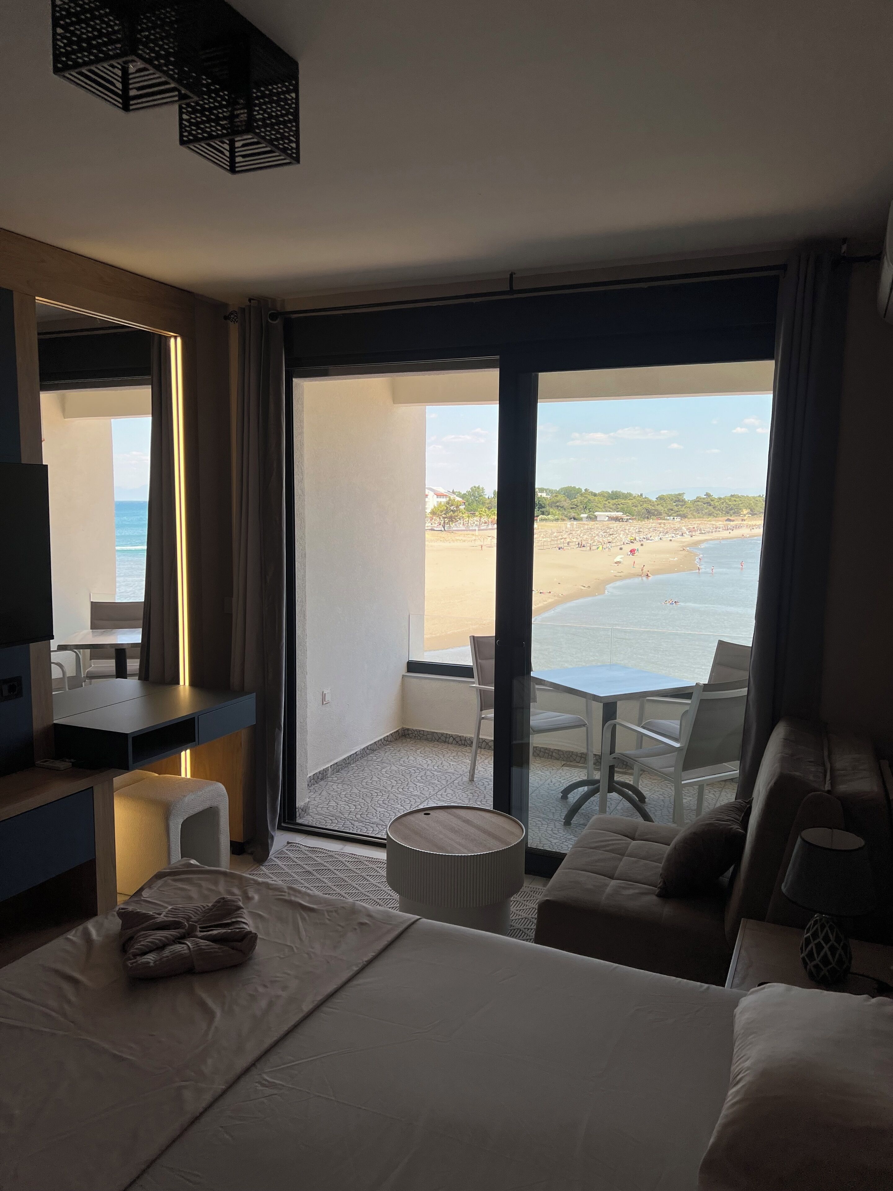 Appartamento Standard, balcone, vista mare | Biancheria da letto di alta qualità, con stile personalizzato