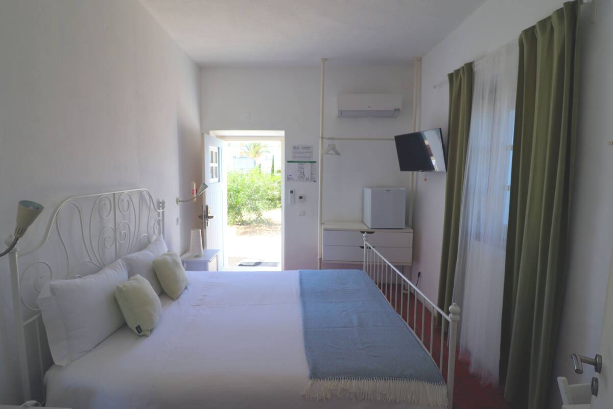 Deluxe Double Room, River View | Free WiFi, bed sheets