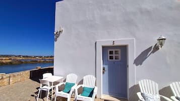 Deluxe Double Room, River View | Free WiFi, bed sheets