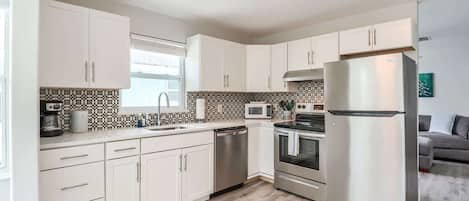 Refrigerador, microondas, horno y parrilla de estufa