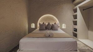 A bedroom with a bed, pillows, a bedside lamp, and a built-in shelf. - Son's House - La Santisima Cartagena (Cartagena de Indias)
