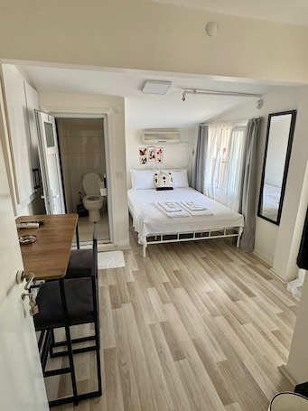 Chambre Double Confort, balcon, vue ville | Bureau, espace de travail pour ordinateur portable, Wi-Fi gratuit. HEYBELIADA