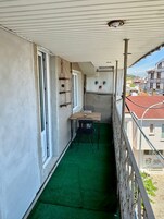 Habitación Confort doble, balcón, vistas a la ciudad | Terraza o patio