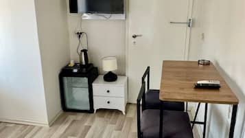 Comfort Double Room, Balcony, City View | Living area