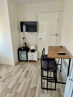 Habitación Confort doble, balcón, vistas a la ciudad | Zona de estar | Televisión LED de 32 pulgadas con canales por satélite