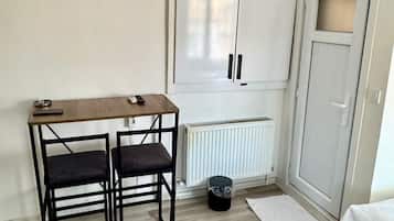 Comfort Double Room, Balcony, City View | Living area
