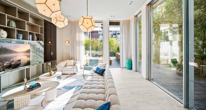 MAMAD Exclusive New Luxury Villa with Heated Pool by FeelHome