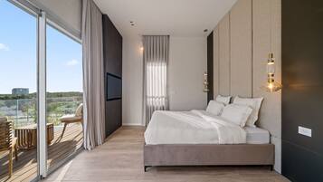 7 bedrooms, in-room safe, iron/ironing board, free WiFi