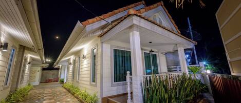 المنشأة من الخارج