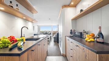 Een koelkast, een kookplaat, een vaatwasser