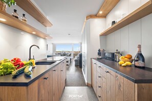 Kjøleskap, kokeplater, oppvaskmaskin og kaffetrakter/tekoker