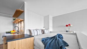 Travel cot, free WiFi