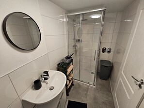 Dusche, kostenlose Toilettenartikel, Haartrockner, Handtücher