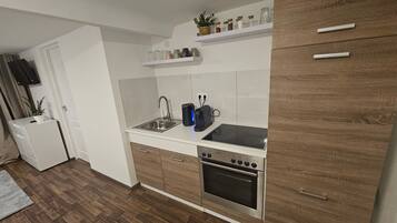 Kühlschrank, Ofen, Herdplatte, Wasserkocher mit Kaffee-/Teezubehör