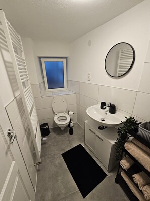 Shower, free toiletries, hair dryer, towels - Apartment 'By B2' with Wi-Fi (Thüngen)