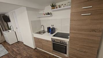 Kühlschrank, Ofen, Herdplatte, Wasserkocher mit Kaffee-/Teezubehör