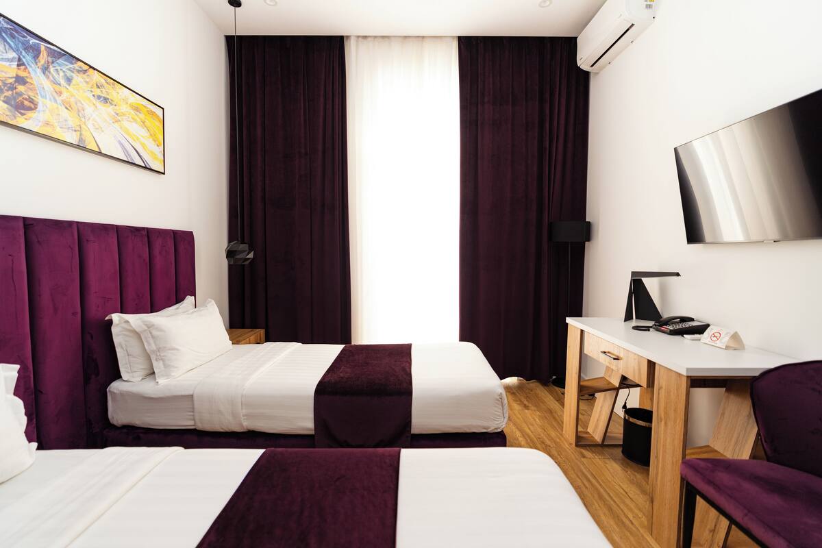 Kamar Twin Standar, 1 kamar tidur, balkon, pemandangan kota | Meja kerja, ruang kerja ramah laptop, dan tirai kedap cahaya